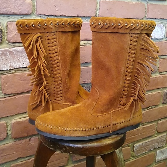 minnetonka luna fringe boot